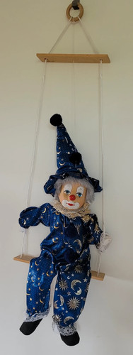 Clown auf schaukel - auf,