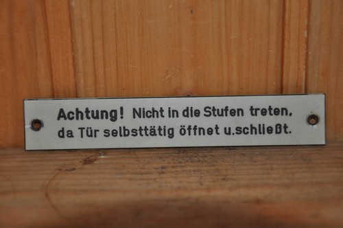 Altes schild bus bahn achtung - altes, bus/bahn,achtung