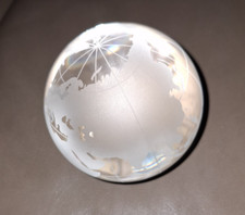 Briefbeschwerer Weltkugel aus Glas Kontinente Matt Ozeane Poliert