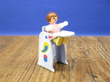 Baby im Hochstuhl Figur City