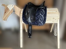 Holzpferd, Voltigierpferd m. Kieffer-Lusitano-Pferdesattel, Gurt, Schabracke