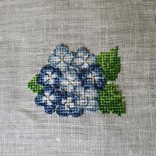 Hortensienblüte blau Stickbild Handarbeit LKE