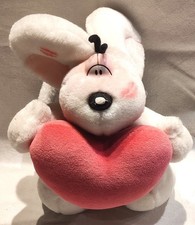 DIDDL  Maus  mit rotem Herz, 22 x 18 cm, blauer Anzug mit gelben Knöpfen