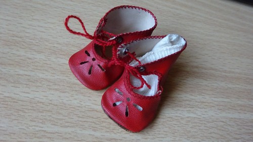 Alte rote puppen - alte, schuhe