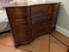 Barockkommode in Nussbaum