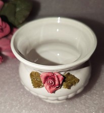 Kleine bäuchige Deko-Vase mit Struktur Rosen-Applikation seitlich MADE IN ITALY