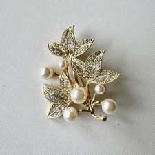 Brosche mit Perlen & Strass Elegante Blattform Funkelnder Vintage Schmuck Gold
