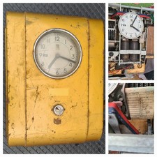 Fabrikuhr in Uhr in Maschine Zeiterfassung Vintage Industrie 50er Jahre TR