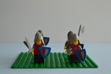 Lego Konvolut aus Ritter Minifiguren mit Waffen & Zubehör aus Set 6077 bzw. 677