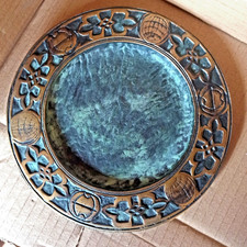 Bronze Teller - Schale mit Patina +  verschiedene Ornamente Durchm. ca. 19 cm