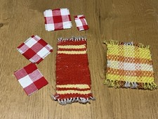 Teppiche rot/gelb, Tischdecken rot/weiß für Puppenhaus DDR, Puppenstube