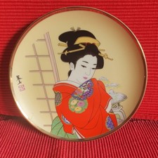Japanische Dekoteller mit Geisha-Motiv