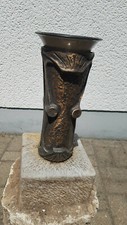 Grabvase (Bronze) auf Marmorsockel mit Blumeneinsatz und Betonfuss