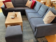 Polstergarnitur L-Form gebraucht, Couchtisch, Würfelhocker und Sofakissen