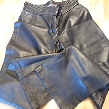 Schwarze lange Hose aus