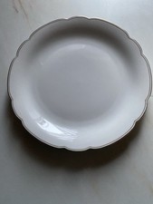 Weißer Teller mit Goldrand -