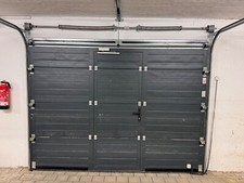 Tiefgaragentor mit Motor und