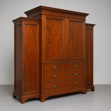 Antiker großer Kleiderschrank