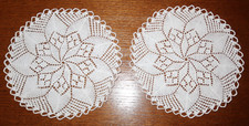 2 gestrickte Deckchen-Handarbeit-Kunststricken-Spitzendecke-Tischdecke