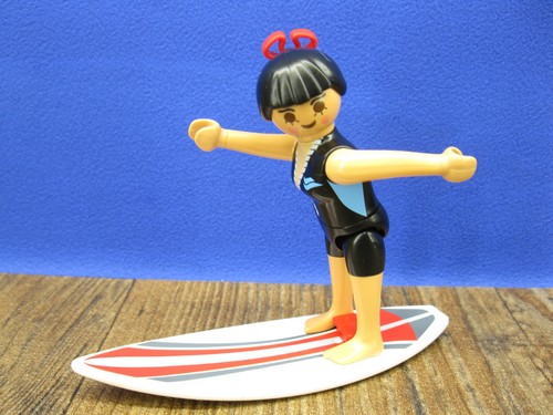 Surferin mit surfbrett figur - surferin,