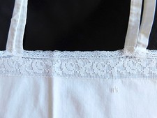 ANTIKES MÄDCHEN NACHTHEMD WEISS FILETSPITZE UND MONOGRAMM (A24)
