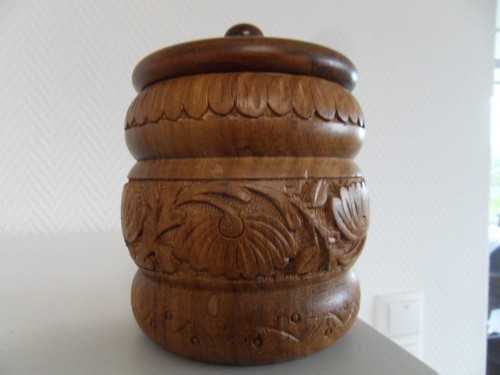 Handgeschnitzte holz dose - handgeschnitzte, holz-dose