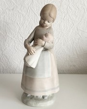 Nao Spain by Lladro Porzellan Figur "My New Baby" Virginia González 1998 23 cm