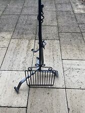 Gusseisengestell mit abnehmbaren Grillrost