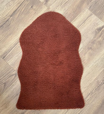 Moderne Teppiche in Weiß und Bordeauxrot