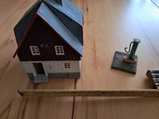 Eisenbahn Modellbahn DDR Nostalgie Haus  Mit Brunnen D.R.G.M.a Stempel