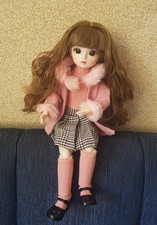 Wunderschöne 30cm große bewegliche PUPPE mit langem Haar und schöner Kleidung