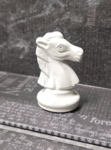 Schachfigur aus beton - schachfigur,