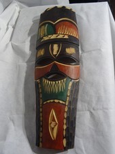 Handgeschnitzte afrikanische Holzmaske – Wanddeko mehrfarbig.