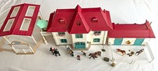 SCHLEICH  Horse Club 42416  Pferdehof: Wohnhaus Stall viele Pferde Figuren OVP 
