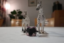 Schleich Pferde, Konvolut Familie mit 2 Pferden und Sattel/Zaumzeug, G34