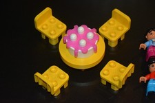 LEGO® DUPLO - 4 Stühle - 1 Tisch - 1 Torte - 4 Kinder - gelb - Puppenhaus