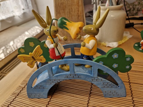 Osterhasen auf brücke holz - brücke,