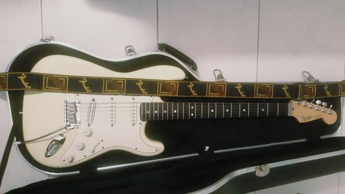 Fender stratocaster made - fender, in