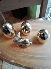 Goldfarbene OSTEREIER MIT OSTERHASE