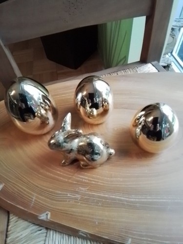 Goldfarbene ostereier mit - goldfarbene,