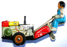 HOLDER BLECH EINACHSSCHLEPPER BLECHSPIELZEUG UHRWERK PLAST AUSPUFF ALT ROT CHINA