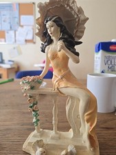 Statue Frau mit Regenschirm