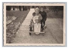 2 Jungen mit vmtl. FERBEDO Tretauto - Kinder Spielzeug - Altes Foto 1930er