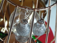 Modeschmuck  1 paar Ohrringe Glas Mini Weihnachtsbaumkugel silber