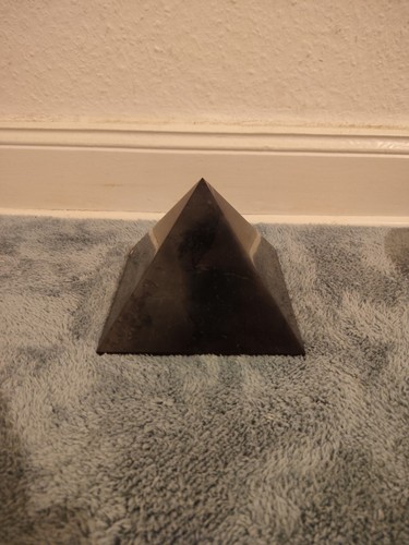Schungit pyramide 14 - pyramide,