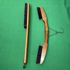 Zwei Kleiderbürsten eine ist