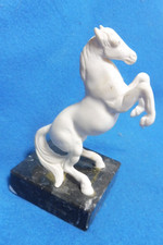 ?Weiß aufbäumendes Porzellan Keramik Pferd Pferdestatue schwarz Sockel Marmor ?