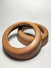 Zwei Ledermanschetten für