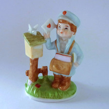 BRIEFTRÄGER-POSTMAN MIT LIEBESBRIEF-BRIEFTAUBE-PORZELLAN-DEKOFIGUR -Höhe:11,5 cm