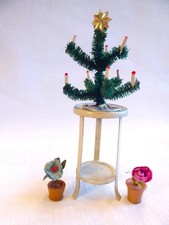 BLUMENTISCH aus BLECH-WEIHNACHTSBAUM-2 TOPFPFLANZEN für die ÄLTERE PUPPENSTUBE